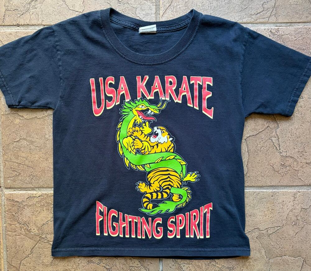 Vintage USA Karate Fighting Spirit Dragon Tiger Graphic T-Shirt Youth Small